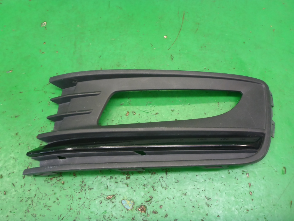 Рамка противотуманной фары левой