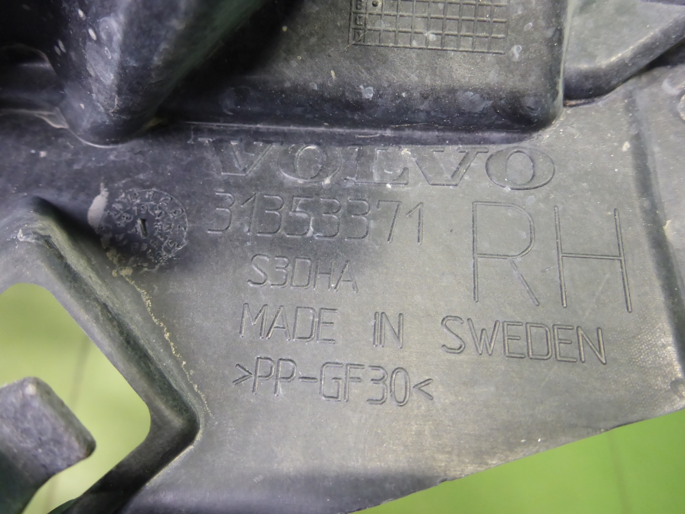 Кронштейн переднего бампера правый