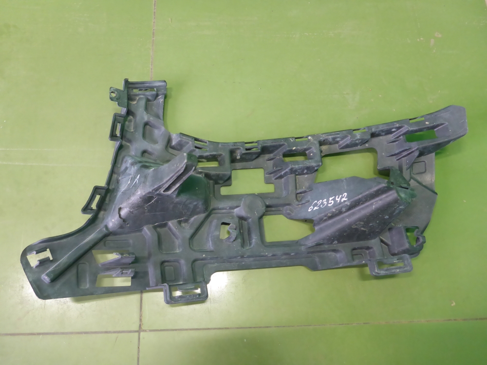 Кронштейн переднего бампера правый