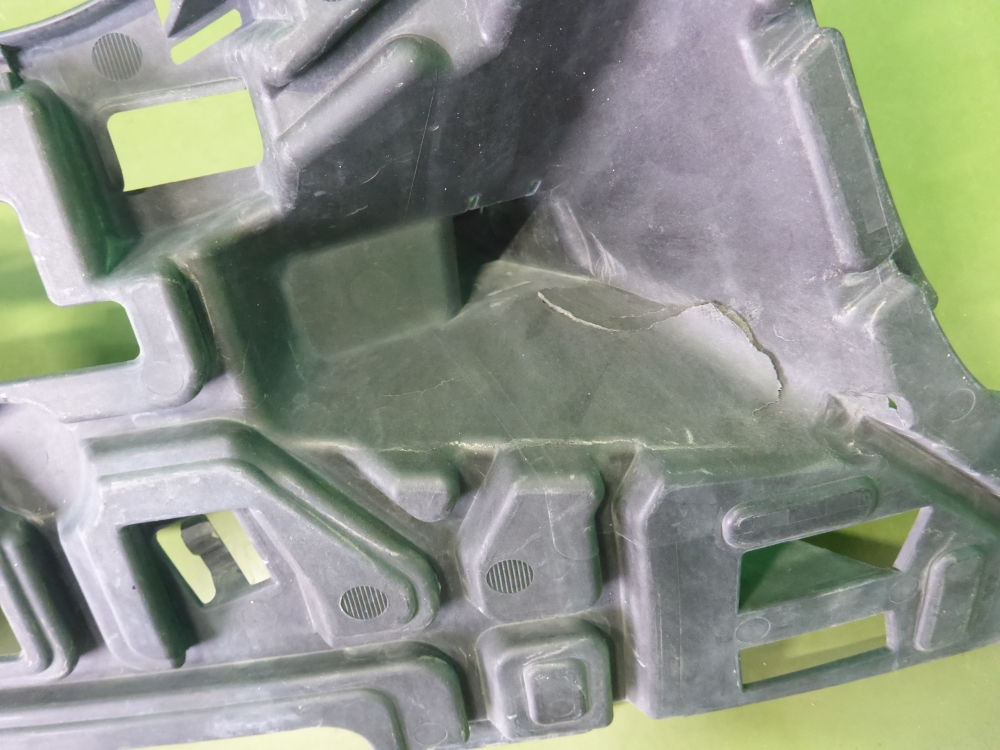 Кронштейн переднего бампера правый