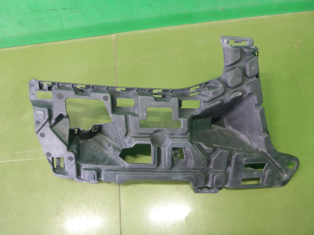 Кронштейн переднего бампера правый