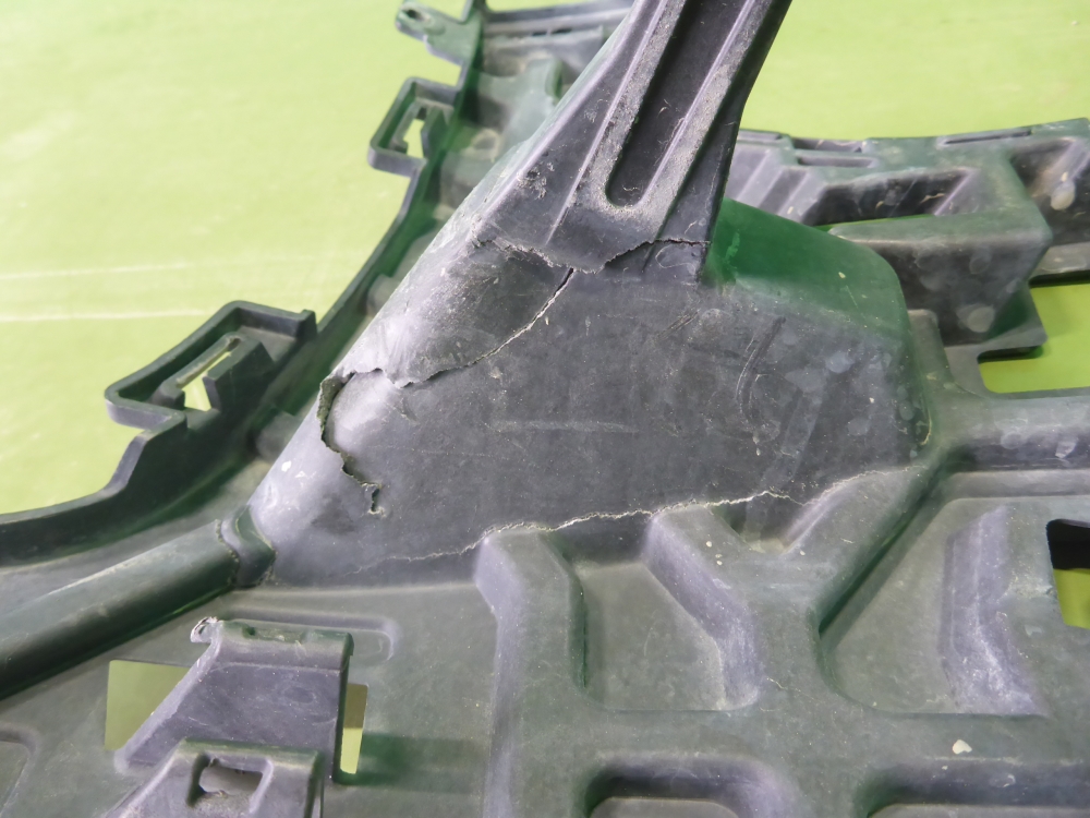 Кронштейн переднего бампера правый