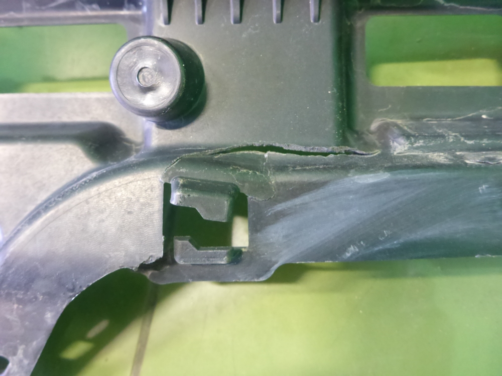 Кронштейн заднего бампера