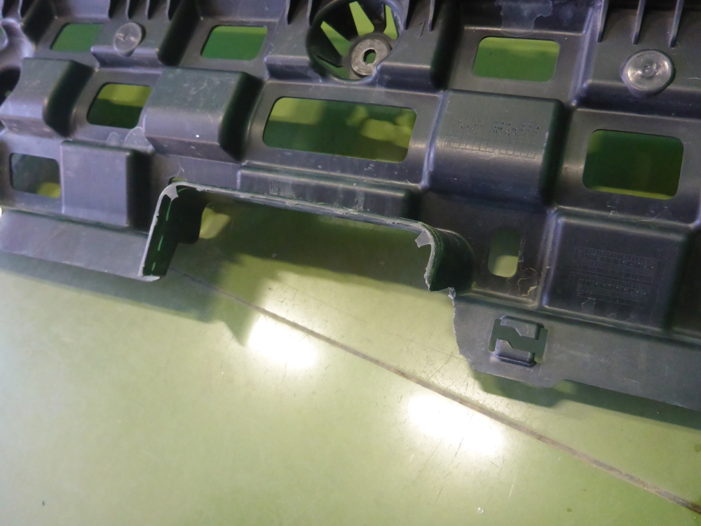 Кронштейн заднего бампера