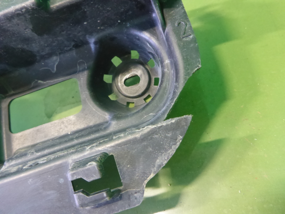 Кронштейн заднего бампера