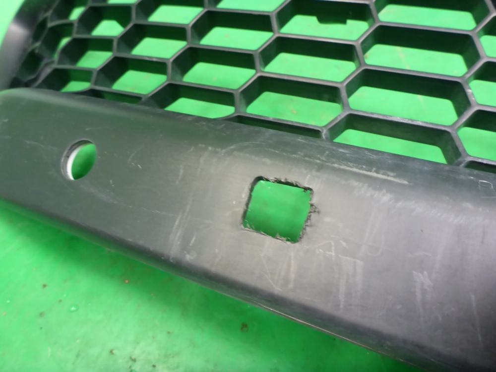 Решетка в бампер центральная