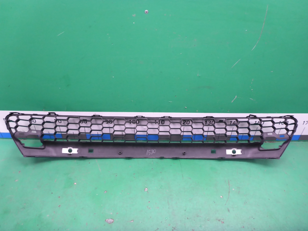Решетка в бампер центральная