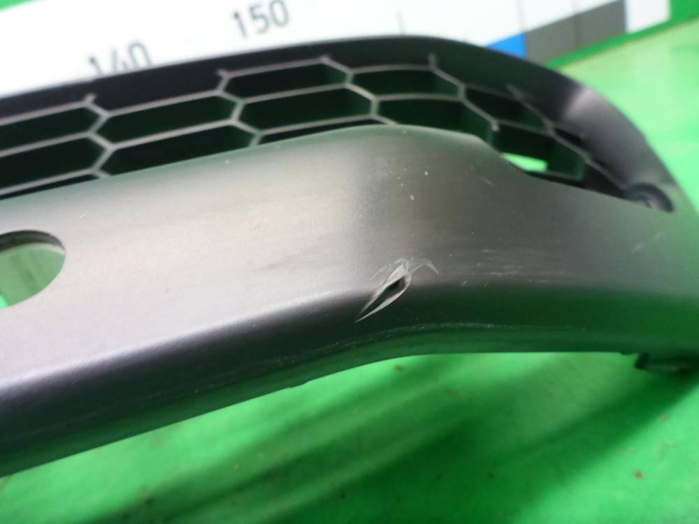 Решетка в бампер центральная