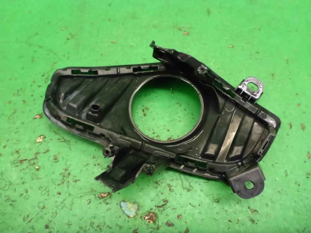 Рамка противотуманной фары правой