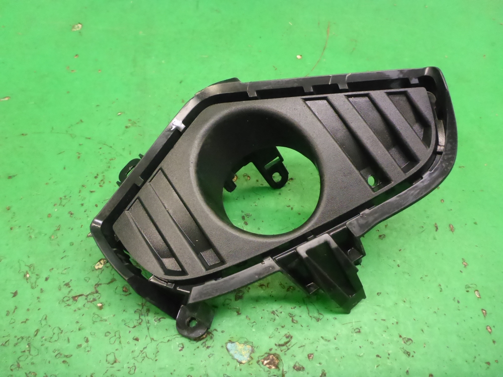 Рамка противотуманной фары правой