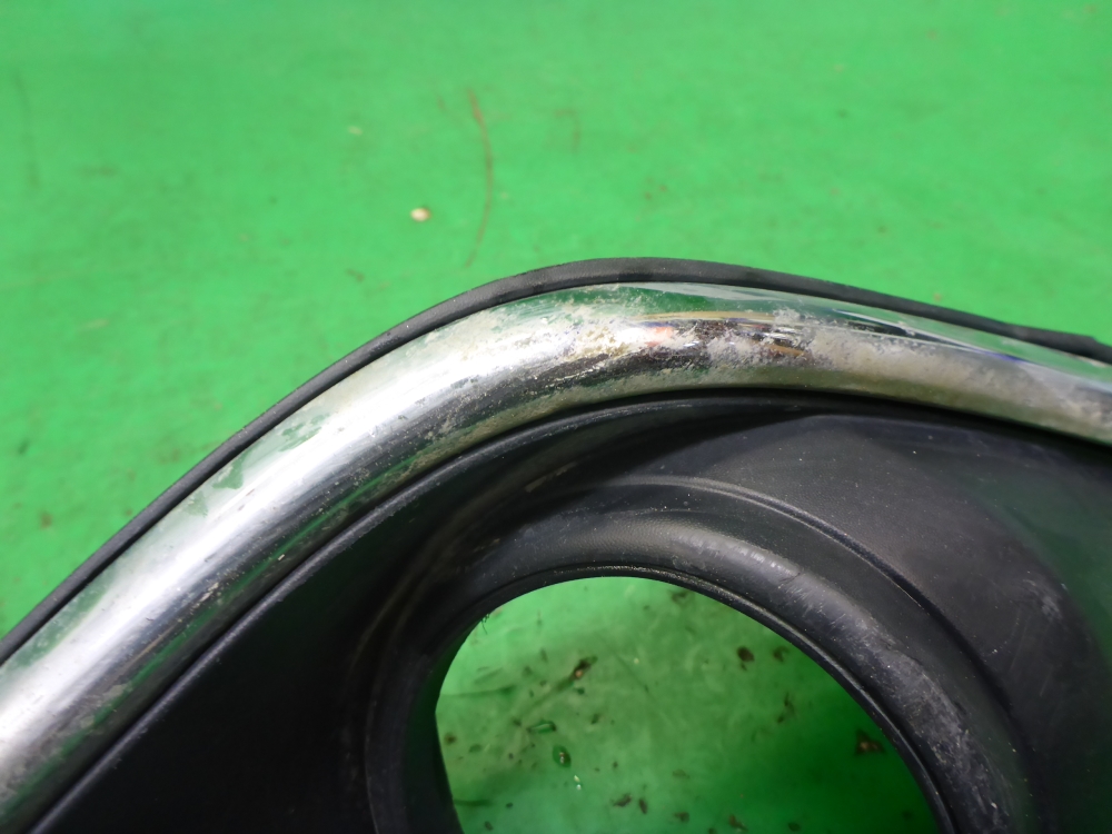 Рамка противотуманной фары левой