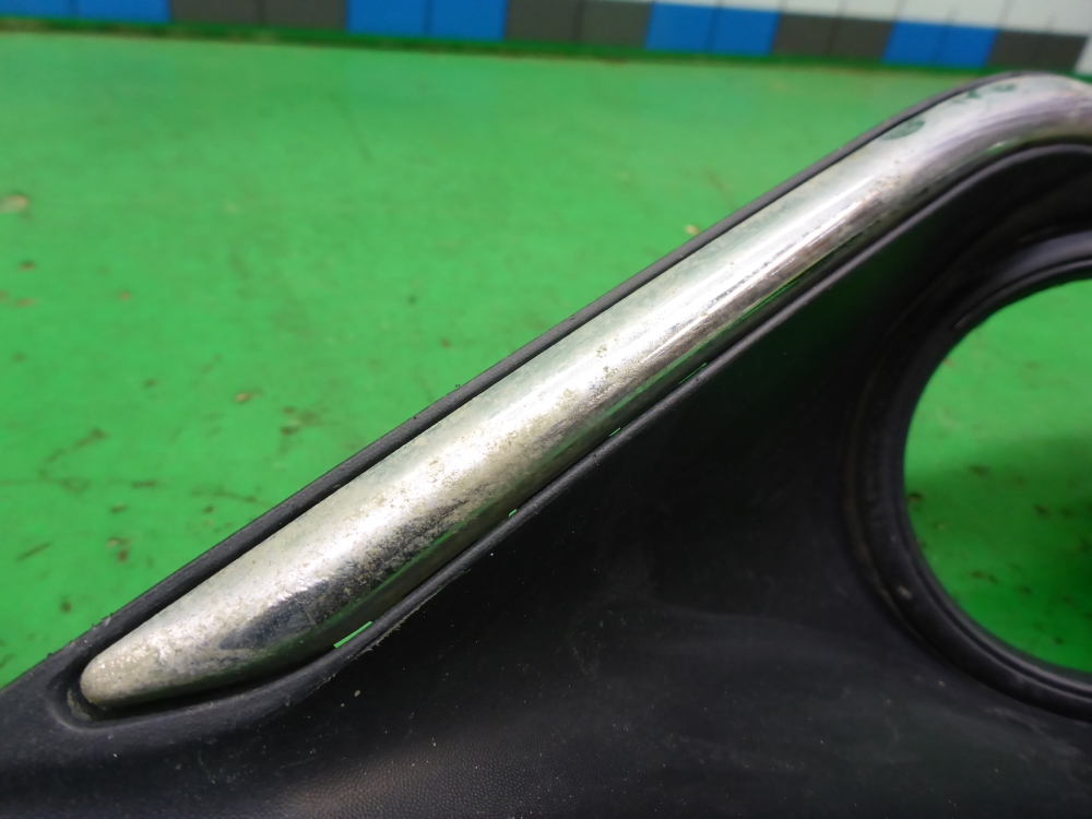 Рамка противотуманной фары левой