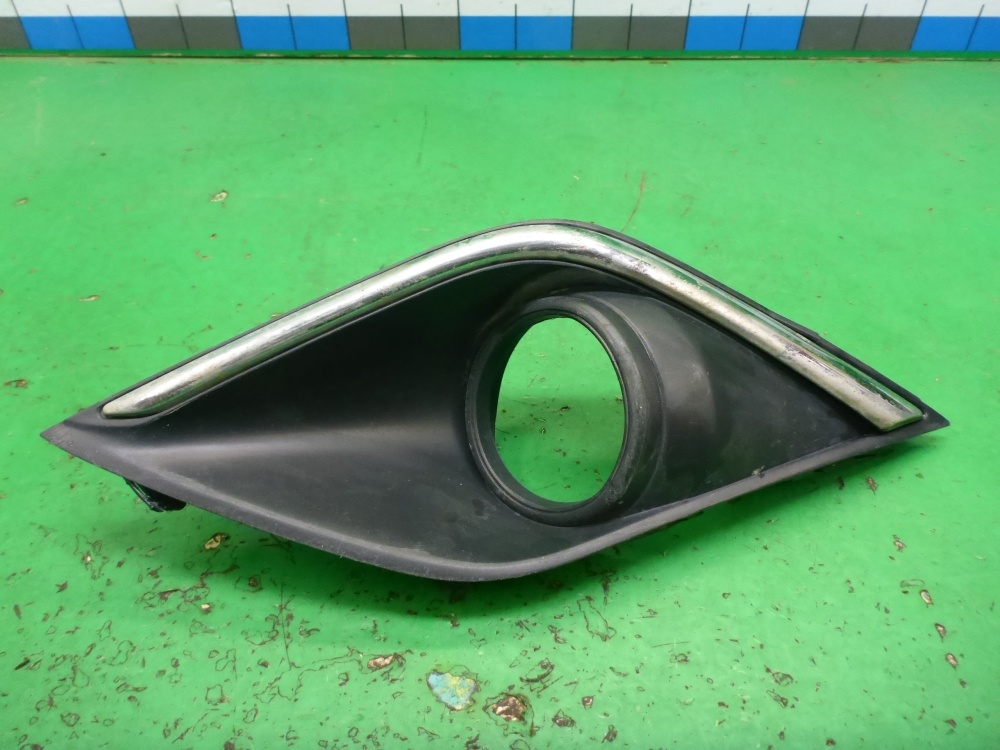 Рамка противотуманной фары левой