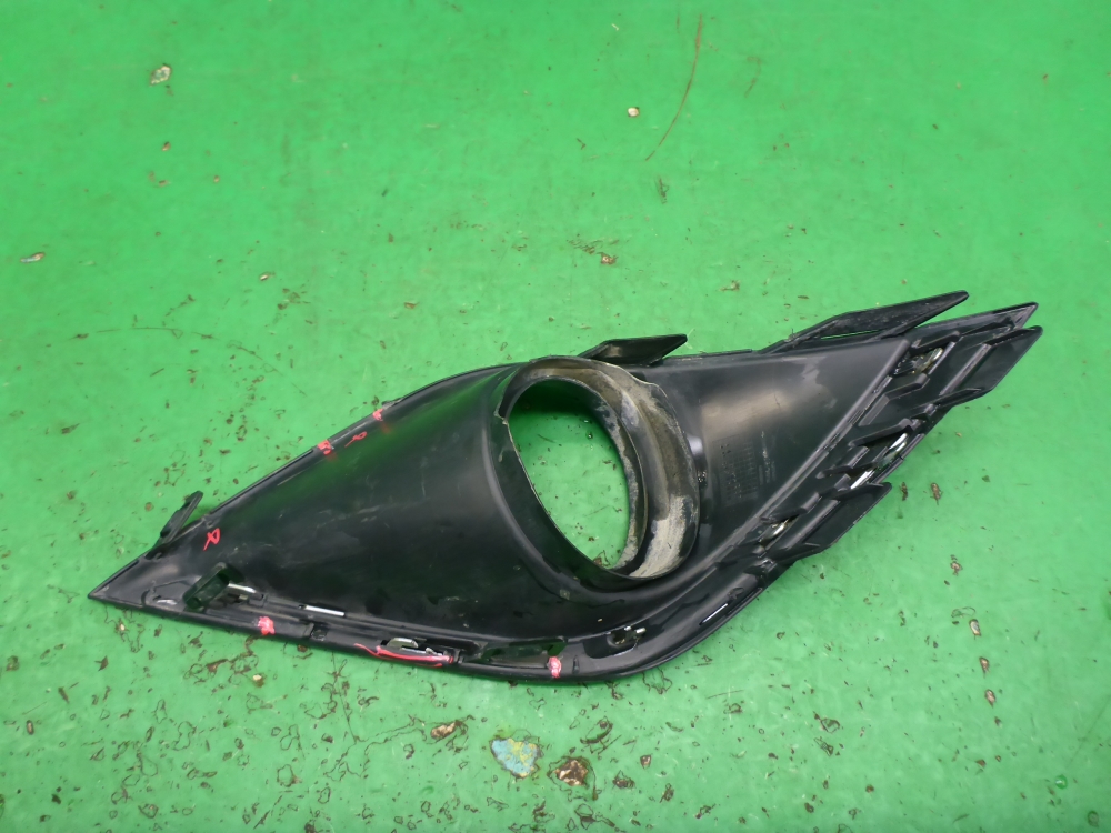 Рамка противотуманной фары левой