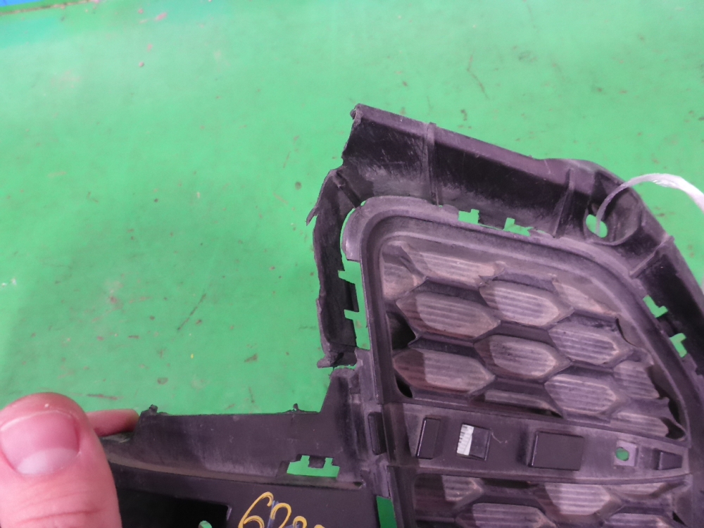 Рамка противотуманной фары левой