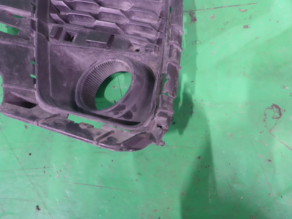 Рамка противотуманной фары левой