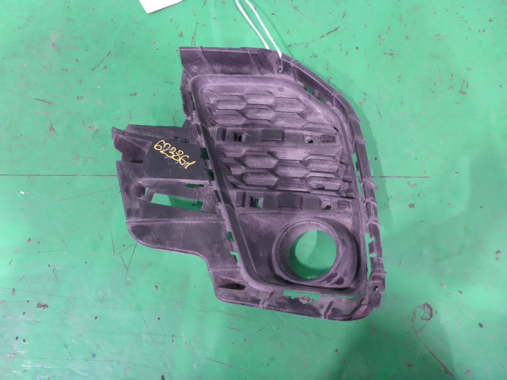 Рамка противотуманной фары левой