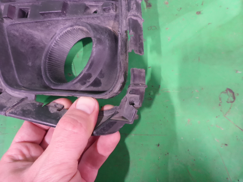 Рамка противотуманной фары левой