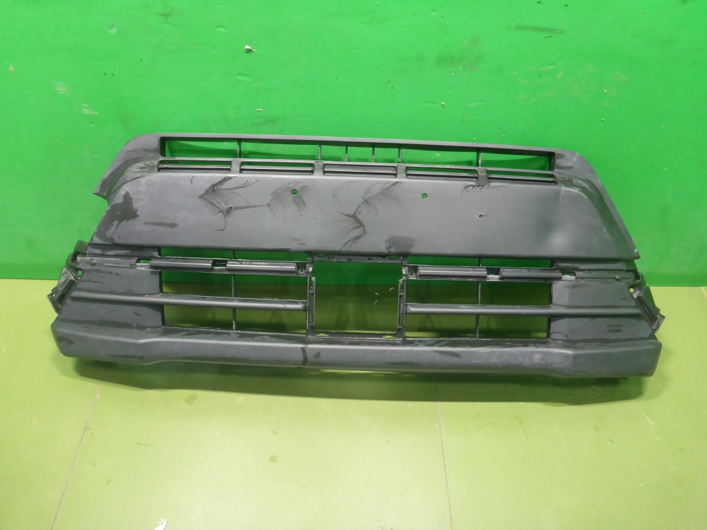 Решетка в бампер центральная