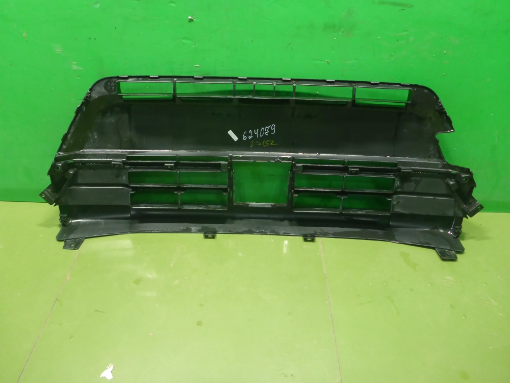 Решетка в бампер центральная