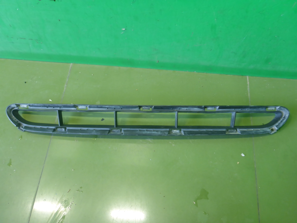 Решетка в бампер центральная