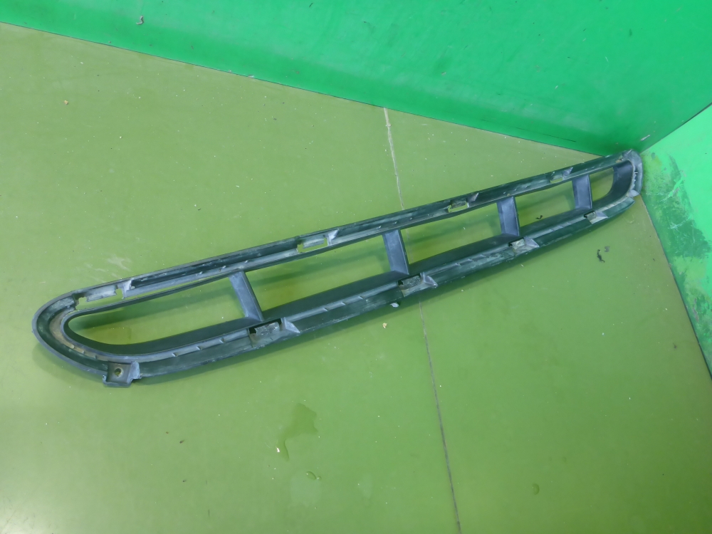 Решетка в бампер центральная