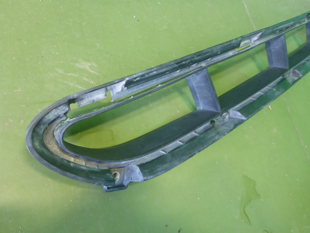 Решетка в бампер центральная