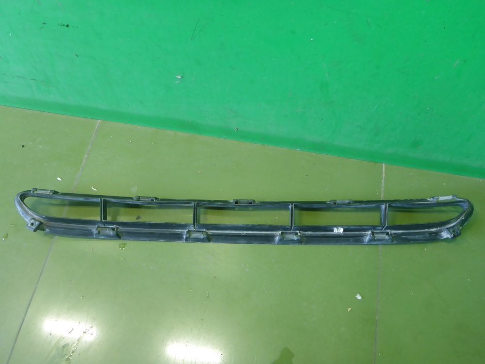 Решетка в бампер центральная