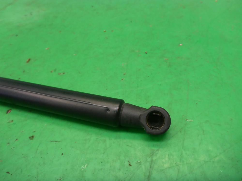 Амортизатор двери багажника