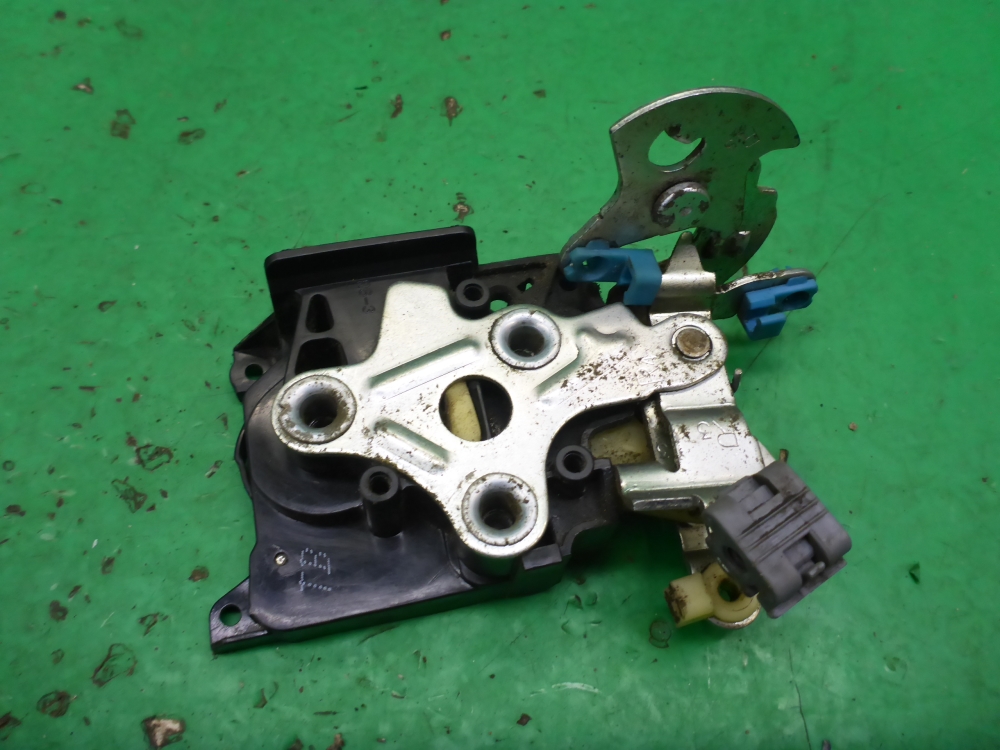 Замок двери передней правой