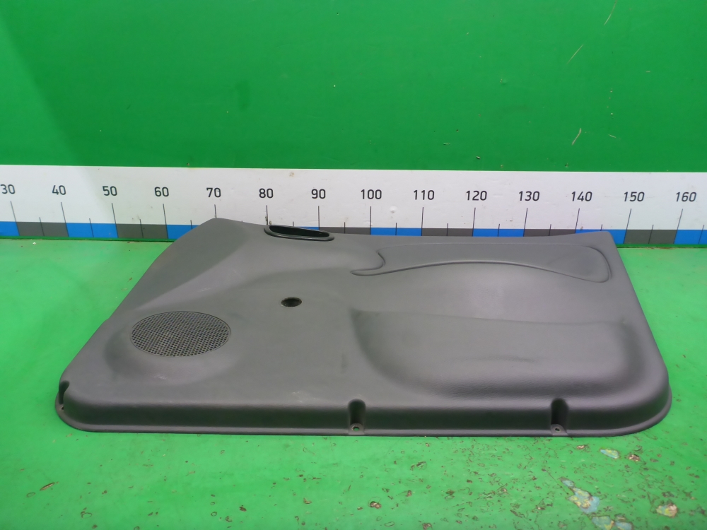 Обшивка двери передней правой