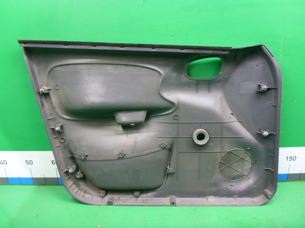 Обшивка двери передней правой