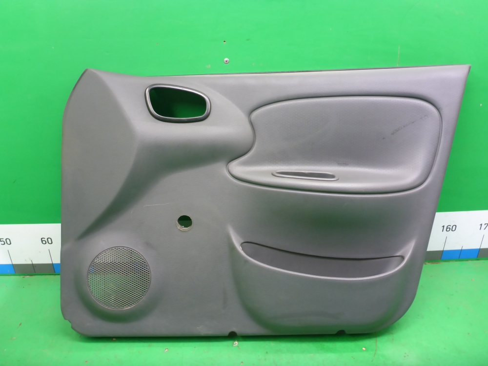 Обшивка двери передней правой