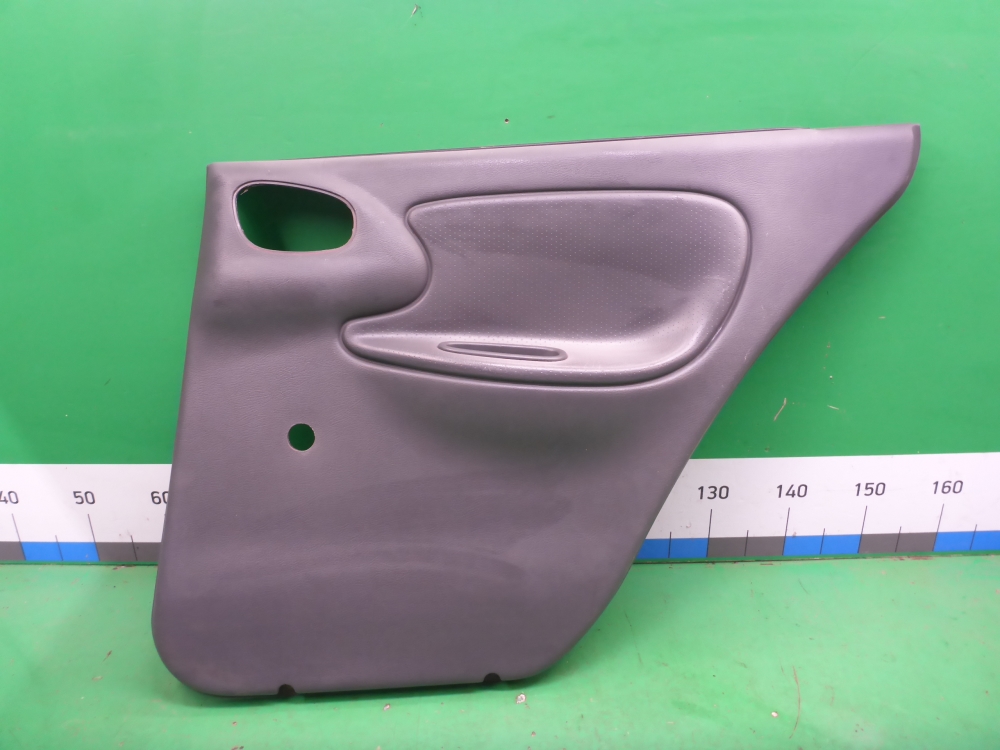 Обшивка двери задней правой