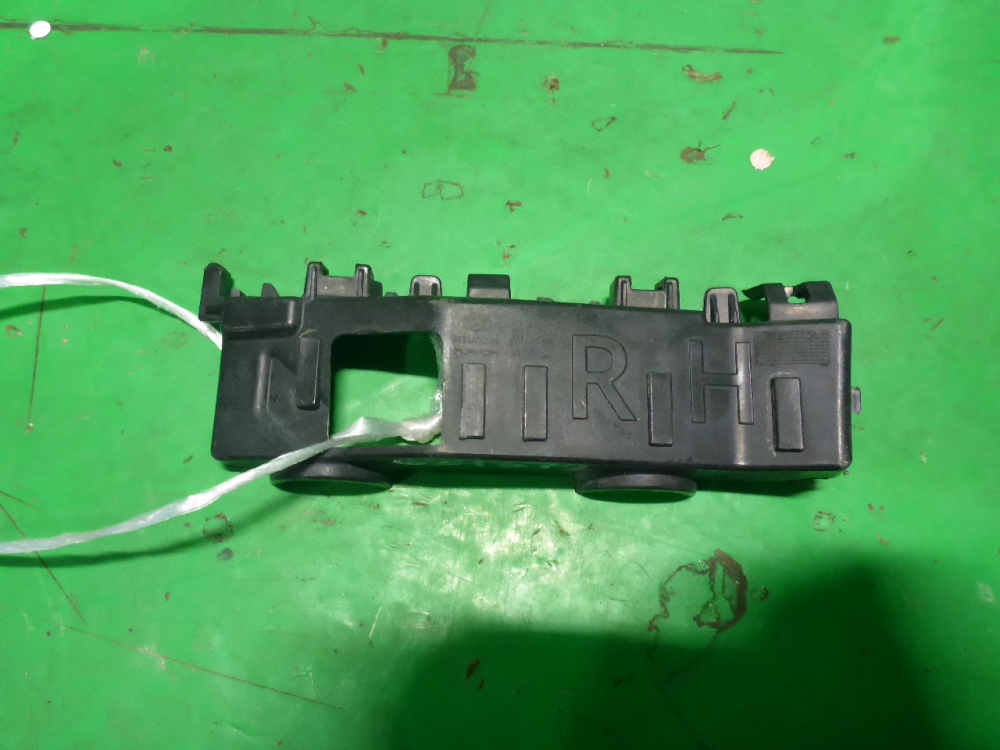 Кронштейн переднего бампера правый