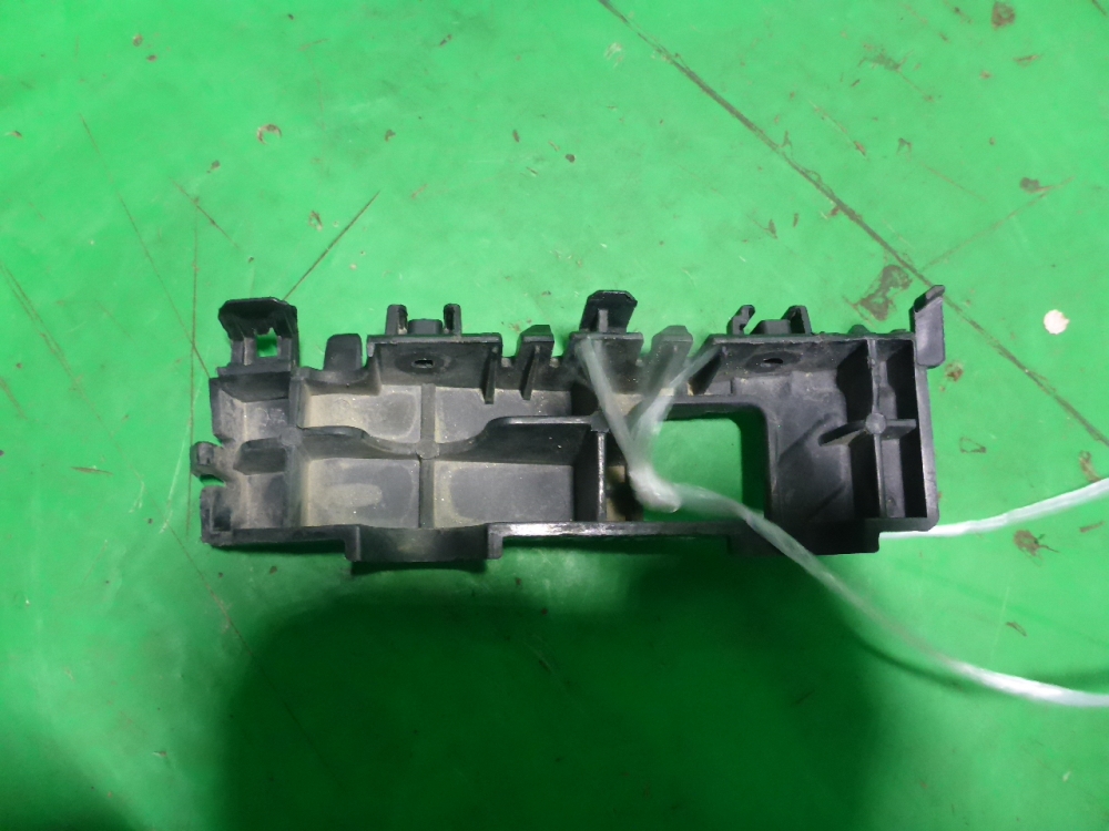 Кронштейн переднего бампера правый