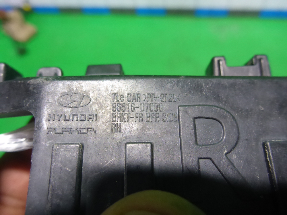 Кронштейн переднего бампера правый