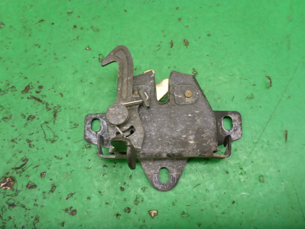 Замок капота