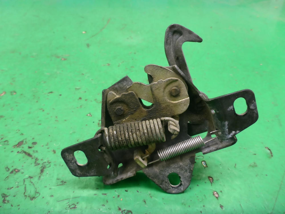 Замок капота