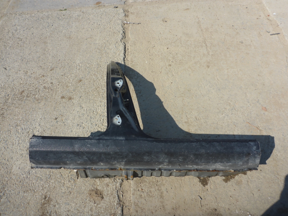 Порог со стойкой правый