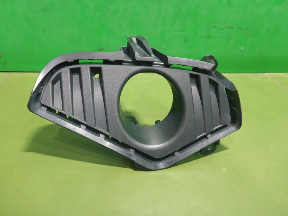 Рамка противотуманной фары правой