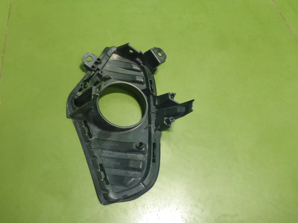 Рамка противотуманной фары правой