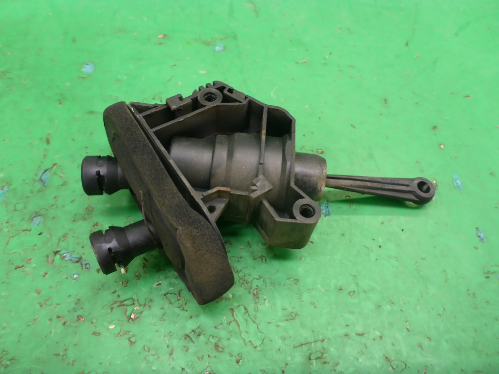 Цилиндр сцепления главный