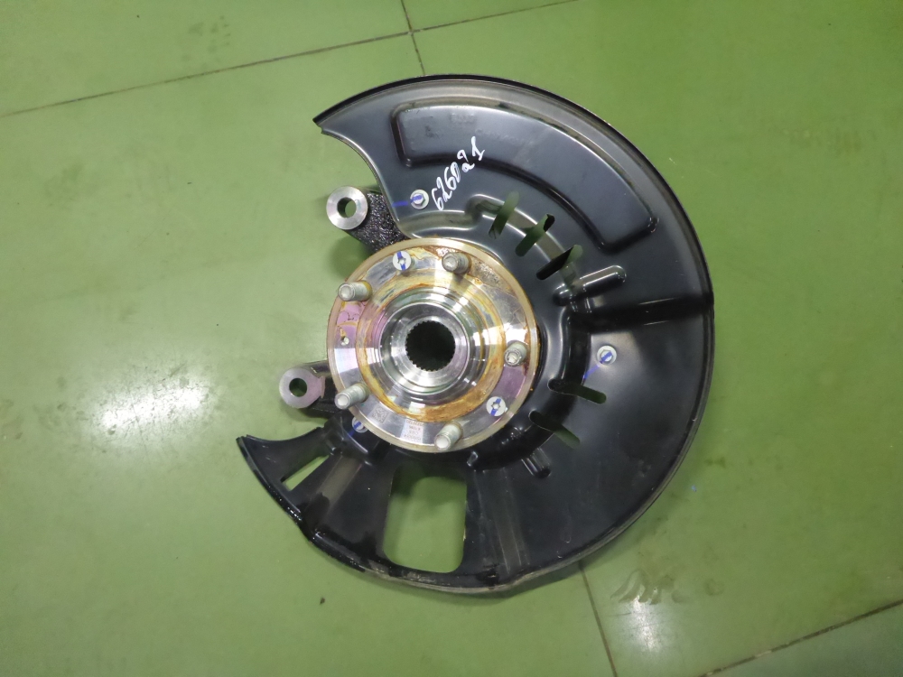 Кулак поворотный передний левый