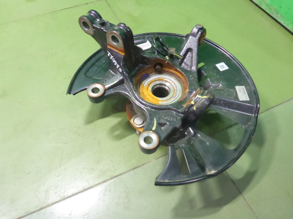 Кулак поворотный передний правый