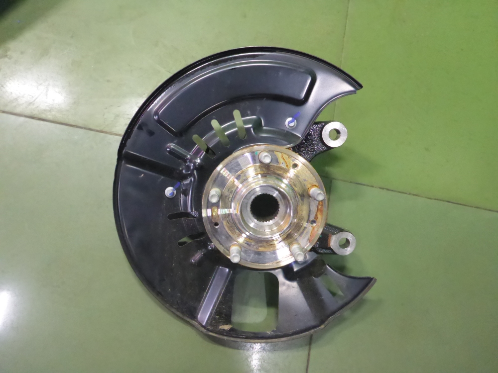 Кулак поворотный передний правый