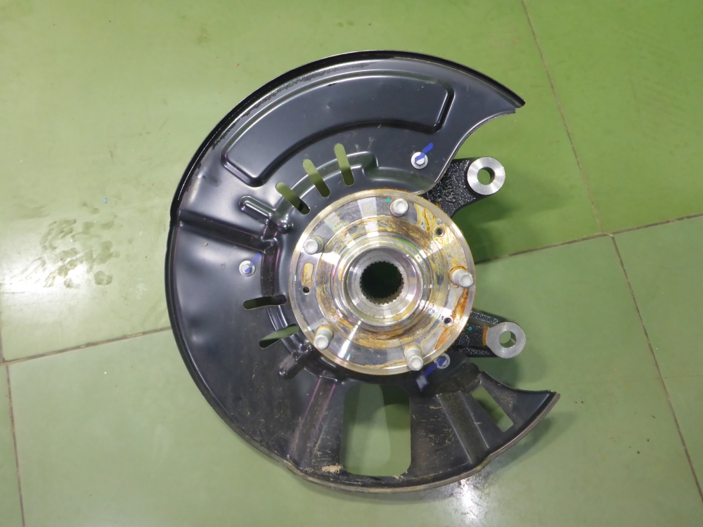 Кулак поворотный передний правый