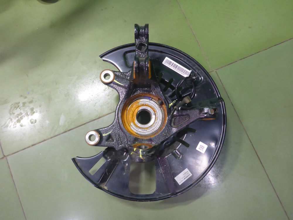 Кулак поворотный передний правый