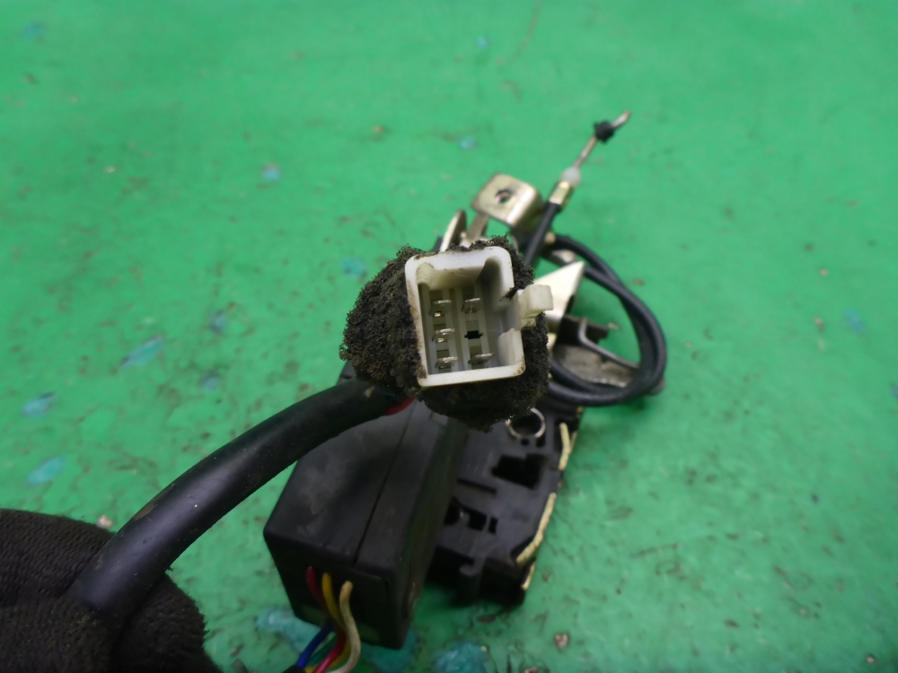 Замок двери передней левой