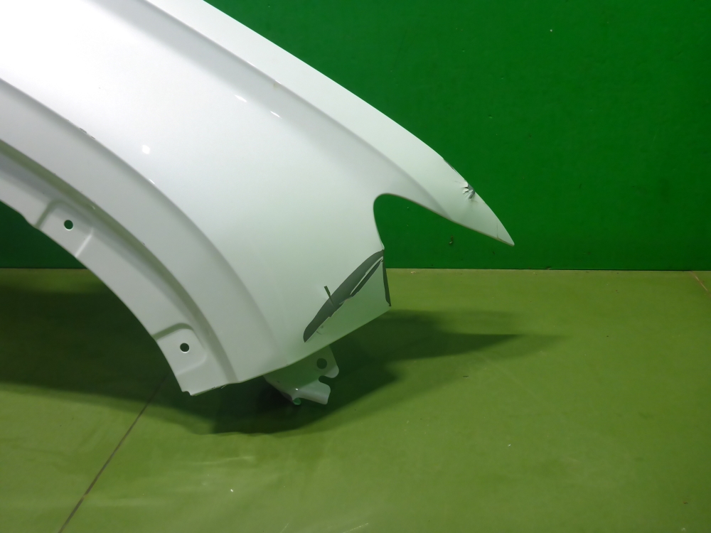 Крыло переднее правое